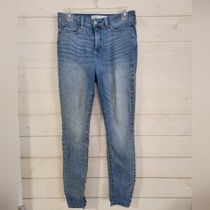 Levi Totally Shaping High Rise Skinny Jean